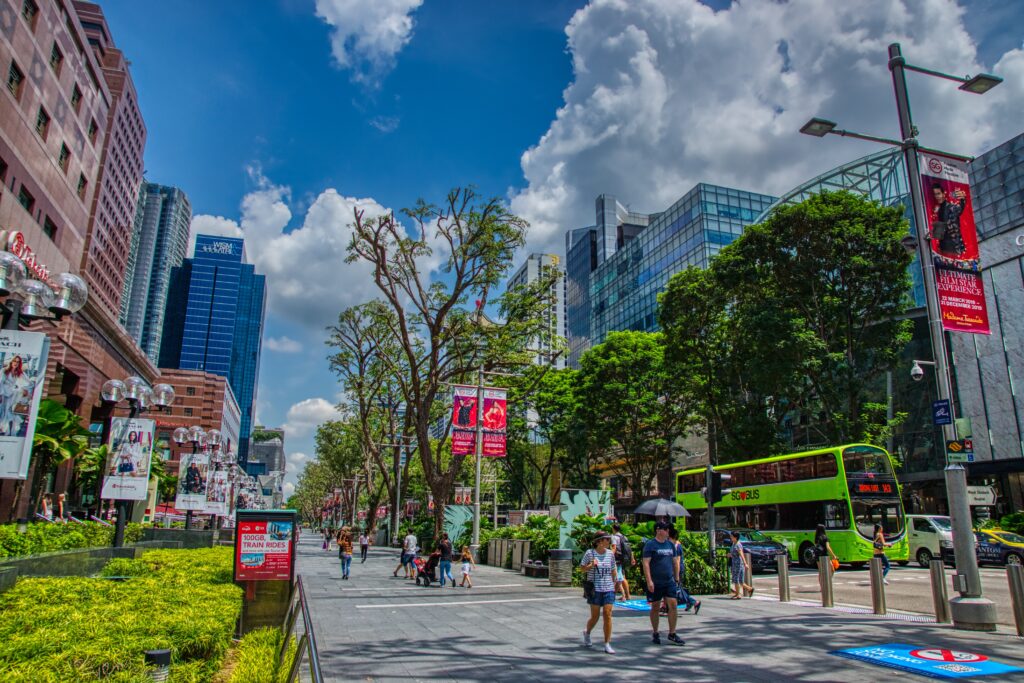 Stradă iconică Orchard Road din Singapore, cunoscută pentru shopping și viața cosmopolită.