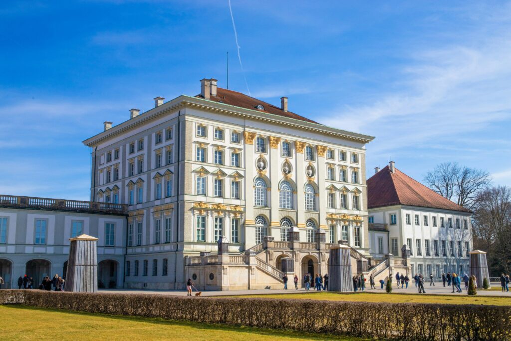 Imagine a Palatului Nymphenburg din Munchen, cu detalii arhitecturale impresionante și cer senin.