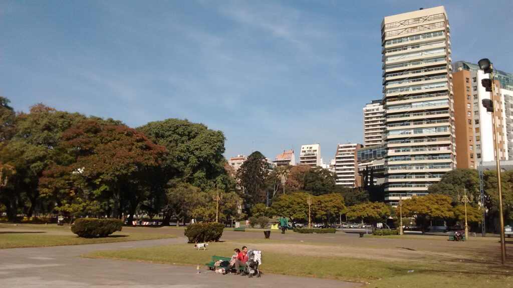 Zona Palermo din Buenos Aires, cu clădiri moderne și spații verzi.