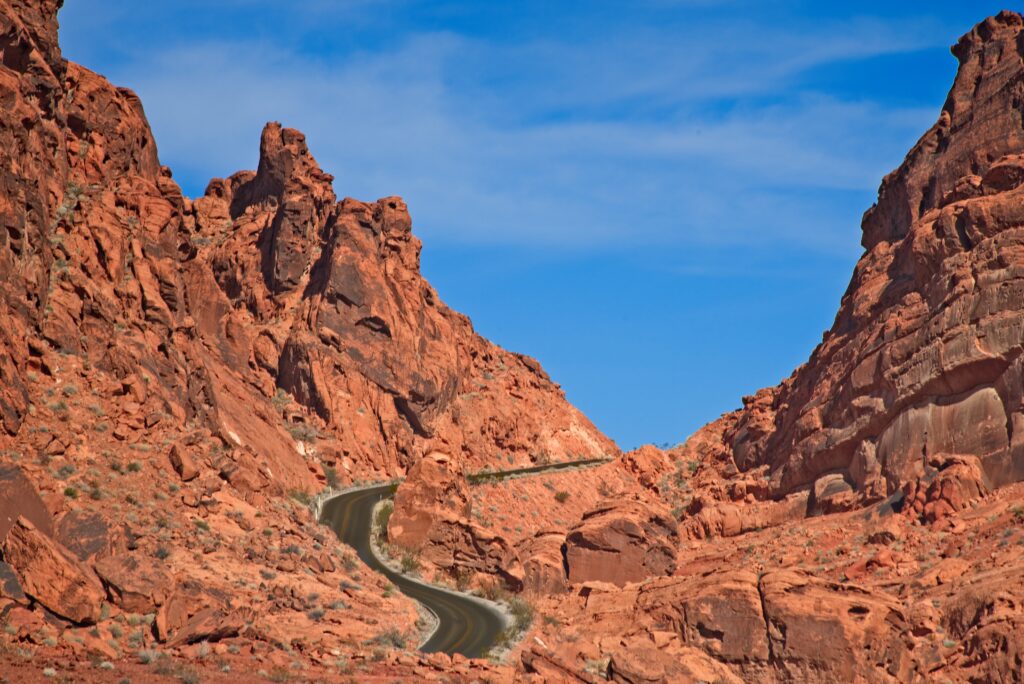 Drum șerpuit ce trece prin formațiuni stâncoase roșii în Valley of Fire State Park, Las Vegas.