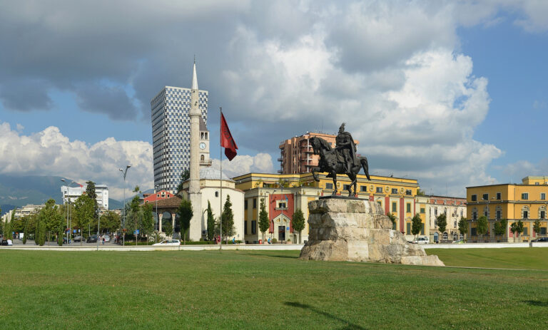 Piața Skanderbeg din Tirana, statuia lui Skanderbeg și clădirile istorice de fond.
