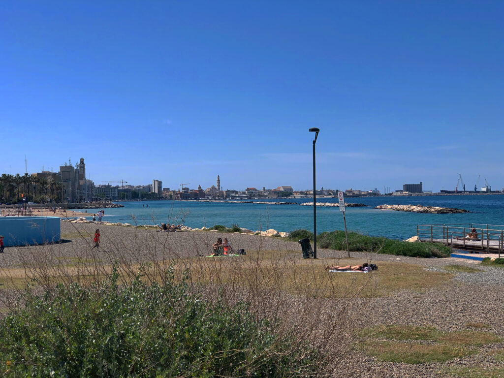 Plaja Pane e Pomodoro din Bari cu vedere panoramică spre mare și oraș.