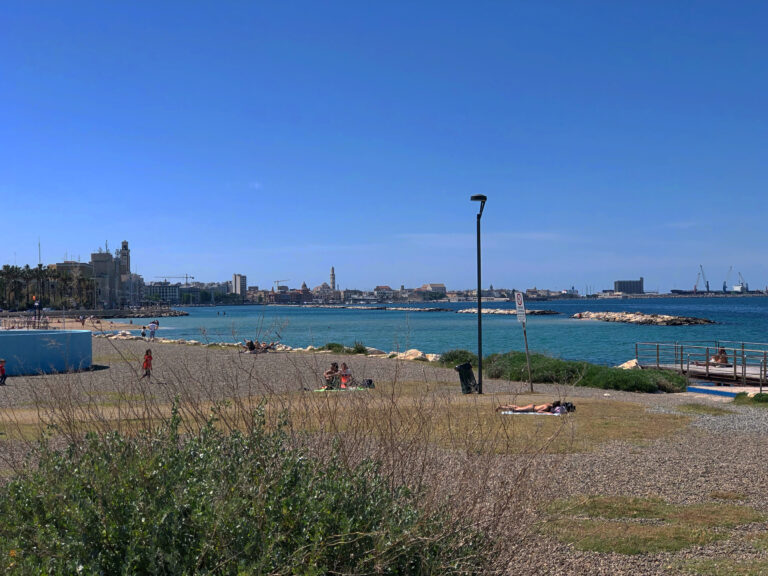 Plaja Pane e Pomodoro din Bari cu vedere panoramică spre mare și oraș.
