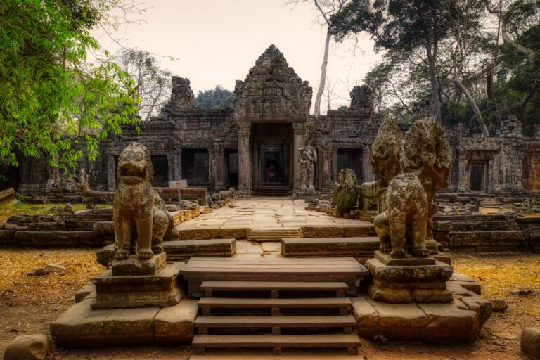 Intrarea principală a templului Preah Khan în Siem Reap, cu sculpturi detaliate și o atmosferă inspiratoare.