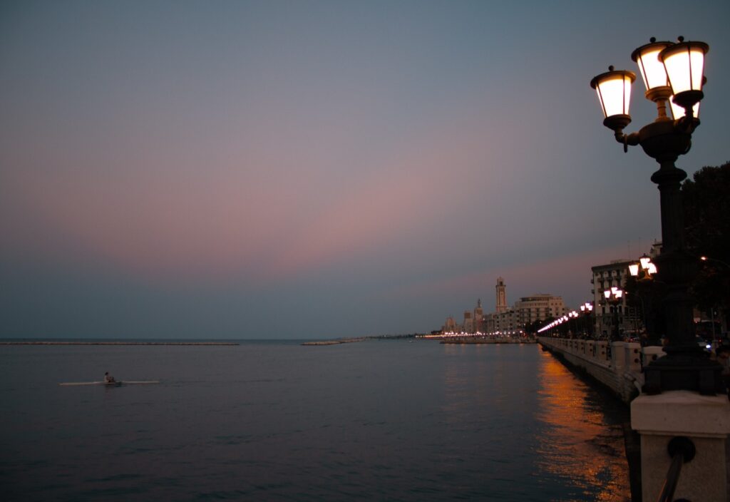 Apus pe Lungomare Nazario Sauro, Bari, cu lampadare decorative și o vedere panoramică asupra mării.