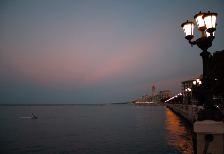 Apus pe Lungomare Nazario Sauro, Bari, cu lampadare decorative și o vedere panoramică asupra mării.