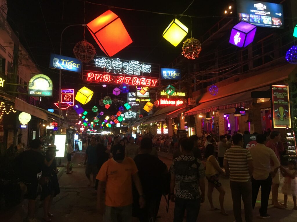 Strada Pub din Siem Reap noaptea, plină de reclame luminoase și vizitatori.