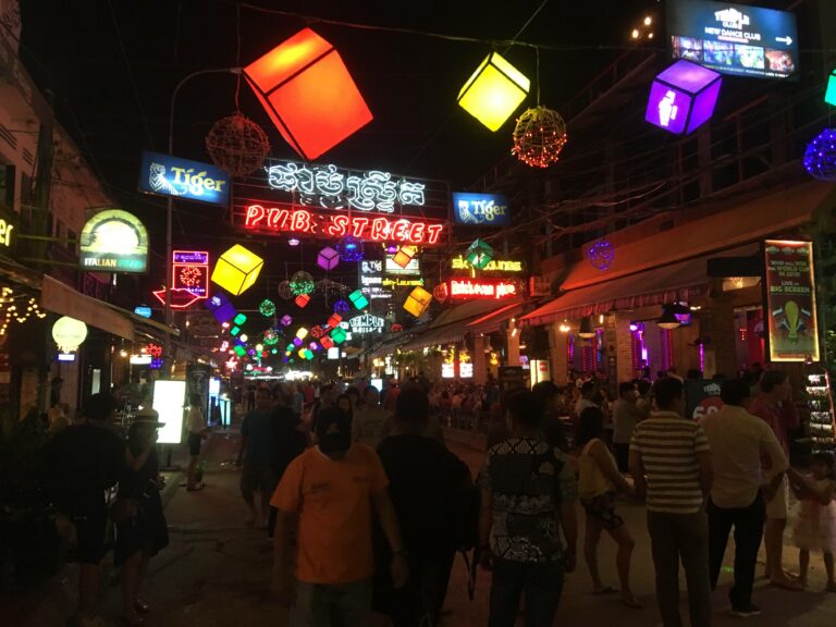 Strada Pub din Siem Reap noaptea, plină de reclame luminoase și vizitatori.