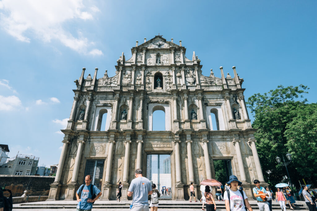 Ruinele bisericii St. Paul din Macau sub un cer senin, atracție istorică principală.