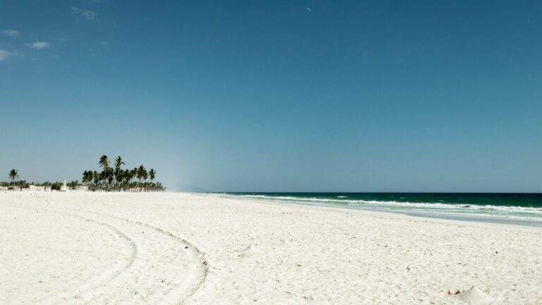 Plajă albă și senină din Salalah, Oman, ideală pentru relaxare și explorare.