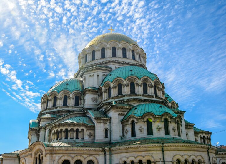 Cupolele aurii și arhitectura detaliată ale Catedralei Alexander Nevsky din Sofia, Bulgaria.