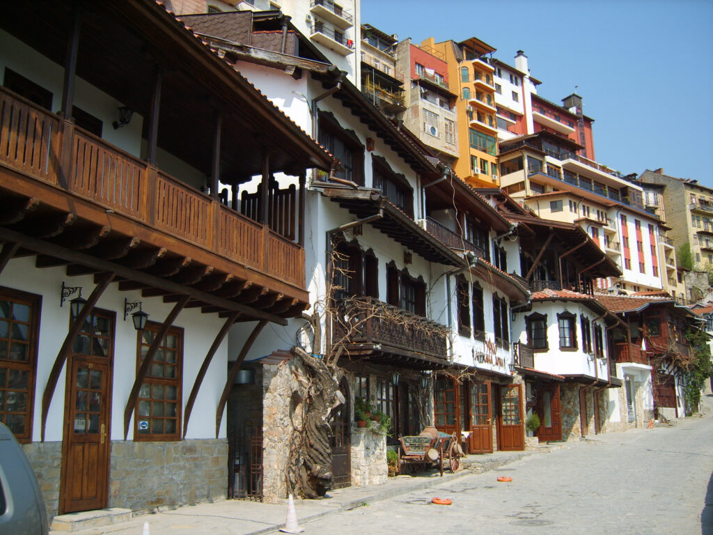 Case tradiționale pe Strada Gurko din Veliko Târnovo, evidențiind arhitectura istorică și farmecul local.
