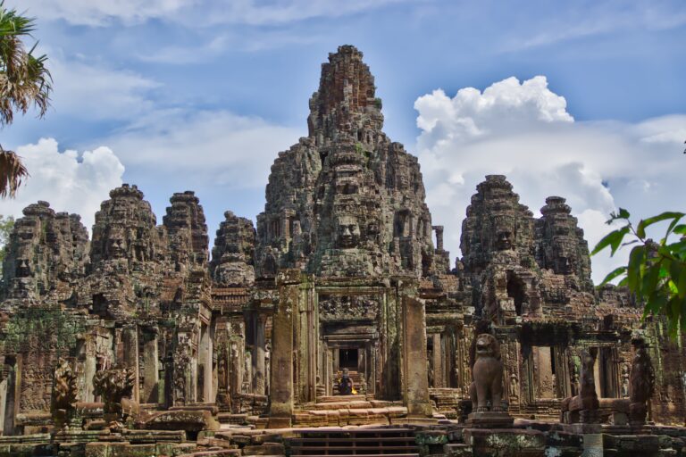 Imagine a templului Bayon din Siem Reap, prezentând arhitectura remarcabilă și sculpturile impresionante.