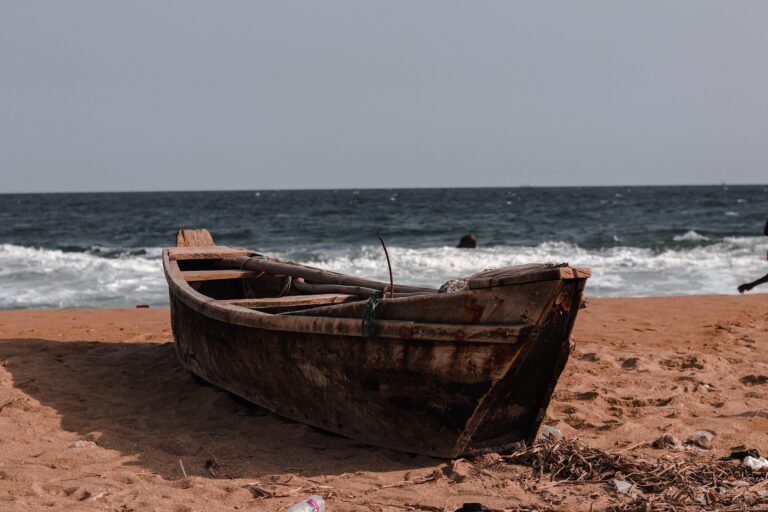 Barcă tradițională de lemn pe plajă în Togo