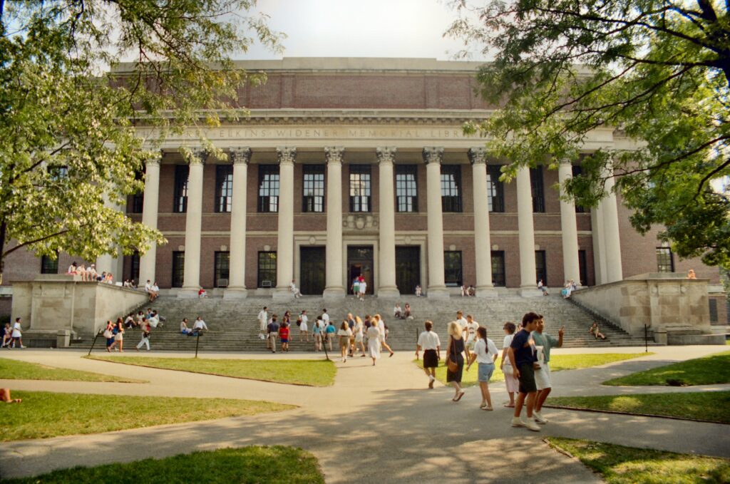 Biblioteca Widener Memorial Harvard, o atracție iconică, cu arhitectura sa clasică și vizitatori pe trepte.