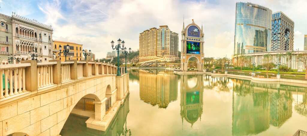 Panoramă a Venetian Macao cu arhitectura elegantă și reflexii în apă în Macau.