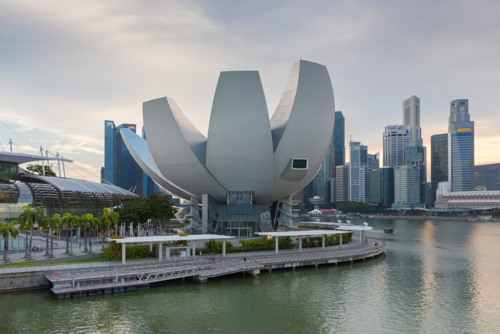 Immagine dell'ArtScience Museum di Singapore con skyline urbano e design architettonico unico.