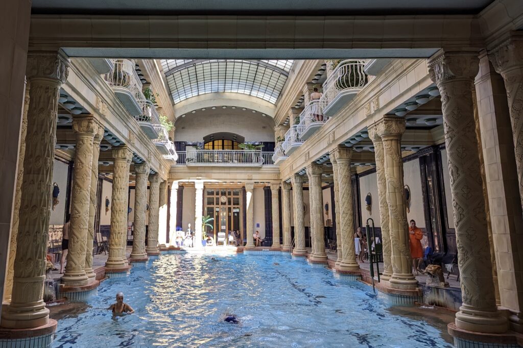 Piscina interioară a Băilor termale Gellért din Budapesta, cu coloane sculptate și design istoric.