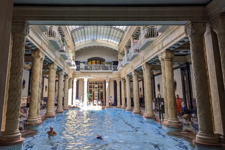 Piscina interioară a Băilor termale Gellért din Budapesta, cu coloane sculptate și design istoric.