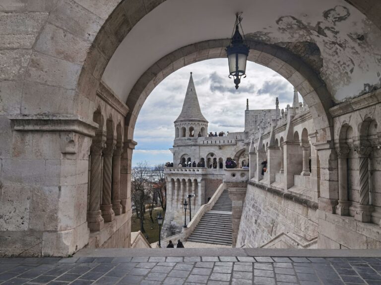 Bastionul Pescarilor din Budapesta, o atracție turistică renumită, capturat printr-o arcadă elegantă.