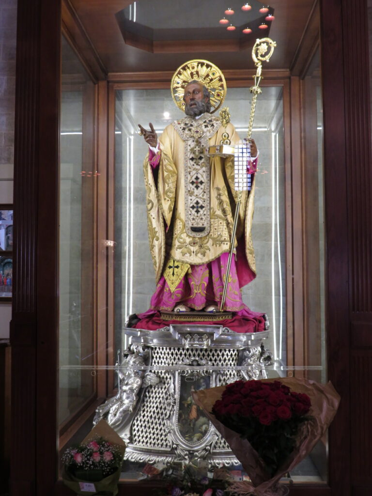 Statua dorata di San Nicola nella Basilica di Bari, Italia.