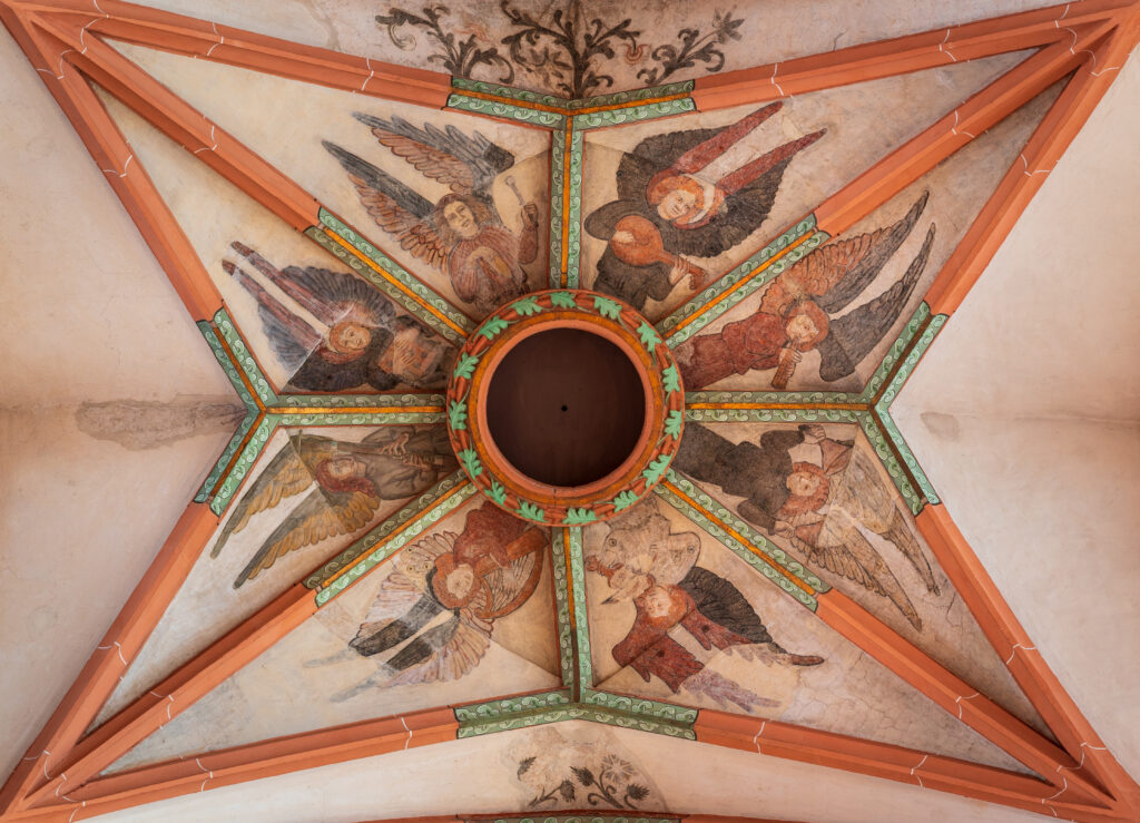 Dettaglio del soffitto della Chiesa di Heiliggeist a Heidelberg con affreschi intricati e architettura medievale.