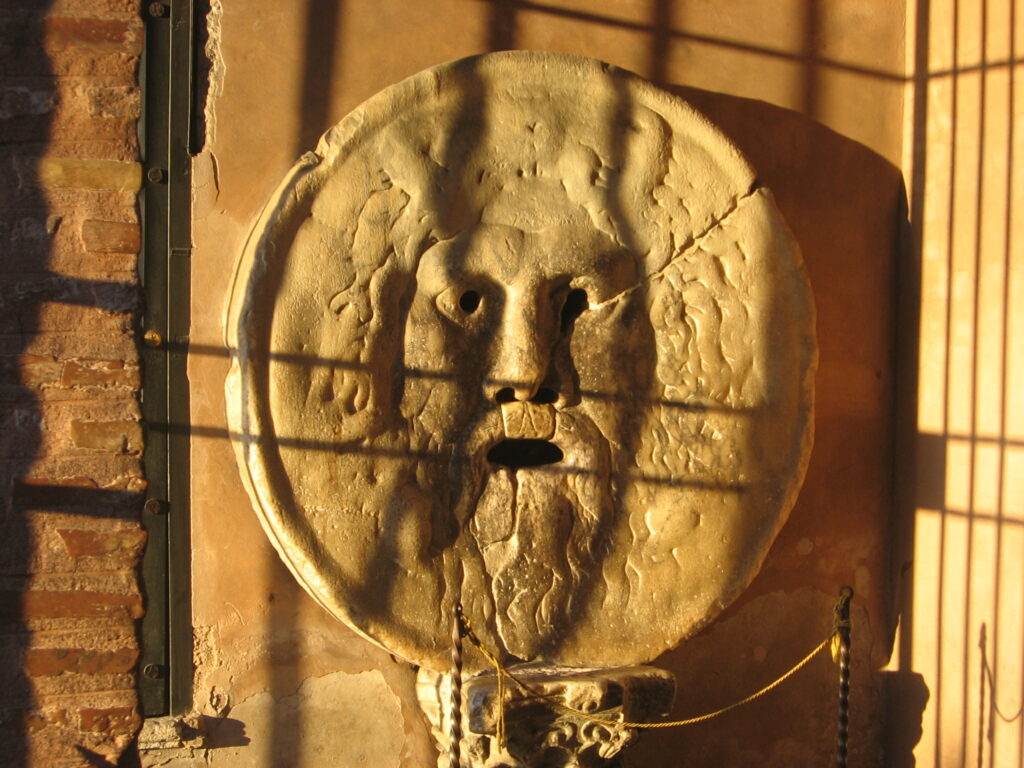 Bocca della Verità din Roma, o sculptură circulară din marmură antică cunoscută ca atracție turistică.