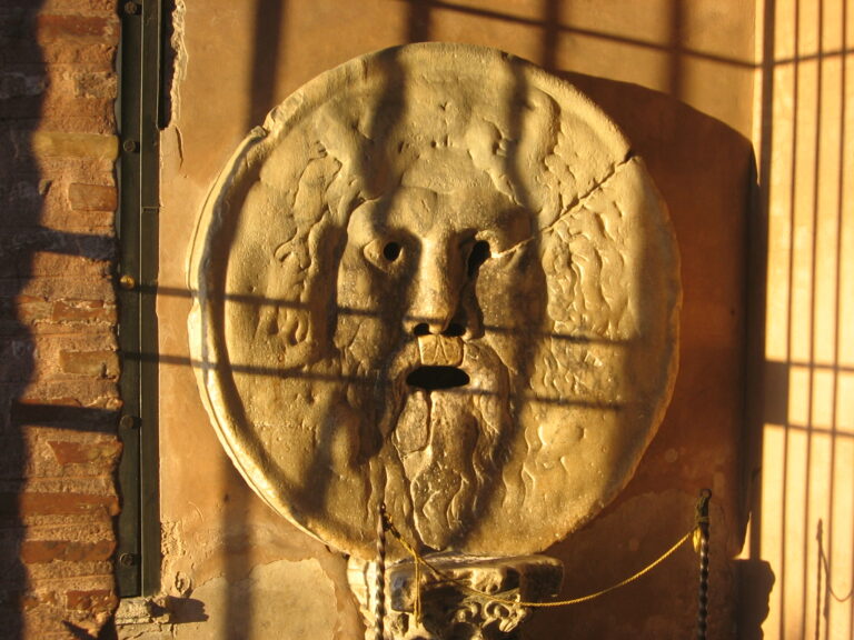 Bocca della Verità din Roma, o sculptură circulară din marmură antică cunoscută ca atracție turistică.