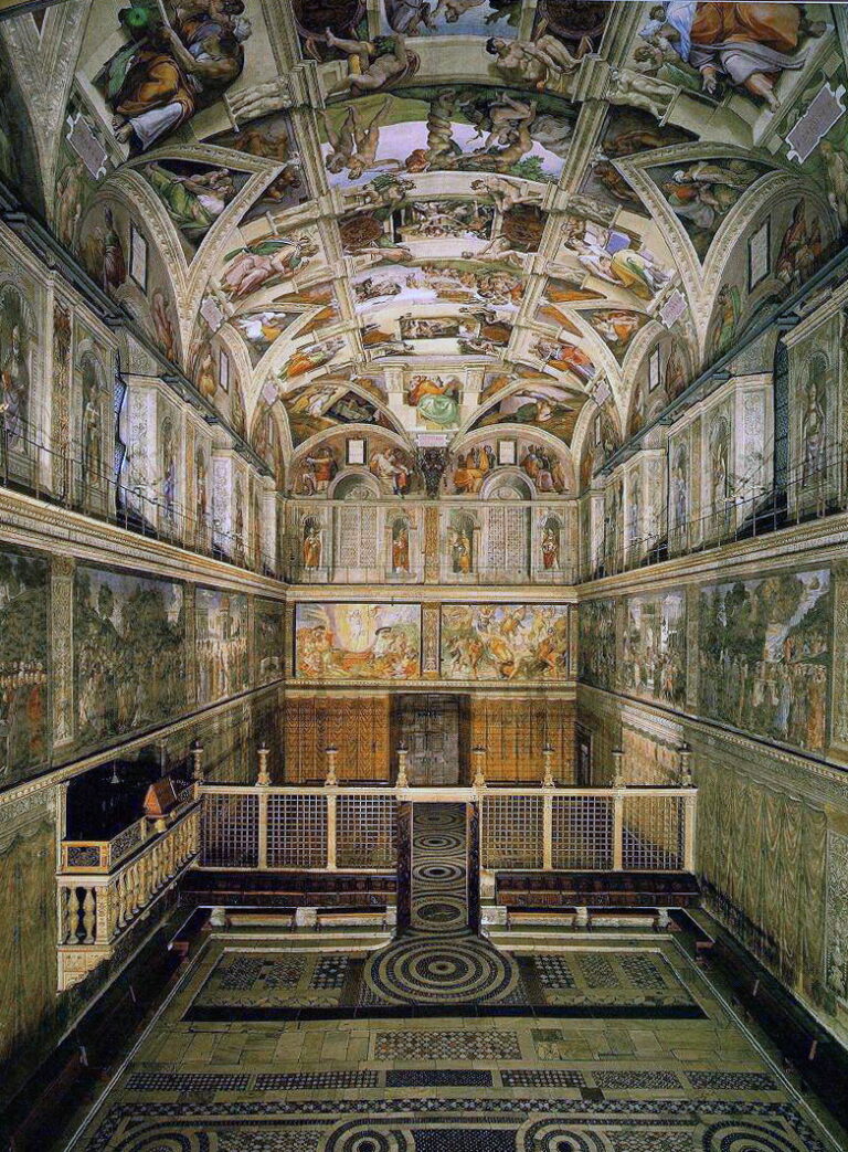 Tavanul Capelei Sixtine cu fresce celebre, proiectat de Michelangelo, în Vatican.