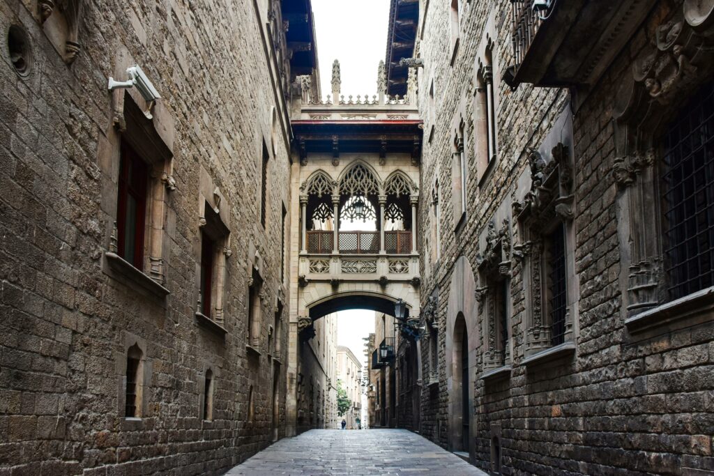 Pontul Gotic din Cartierul Gotic din Barcelona, arhitectură gotică distinctivă.