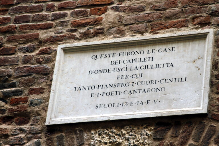 Targa commemorativa sul muro della Casa di Giulietta a Verona, Italia.
