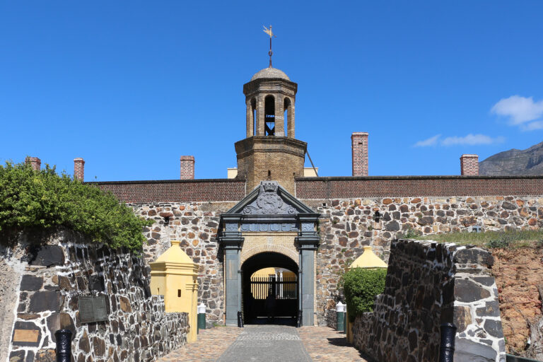 Ingresso principale del Castello della Buona Speranza con la torre e lo stemma, ripreso in una giornata di sole.