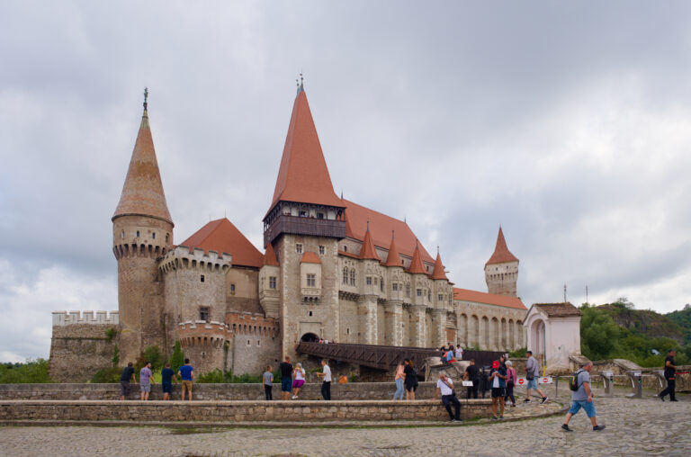 Immagine del Castello di Corvino Hunedoara con spettacolari torri gotiche e dettagli architettonici, ideale per la promozione del turismo.