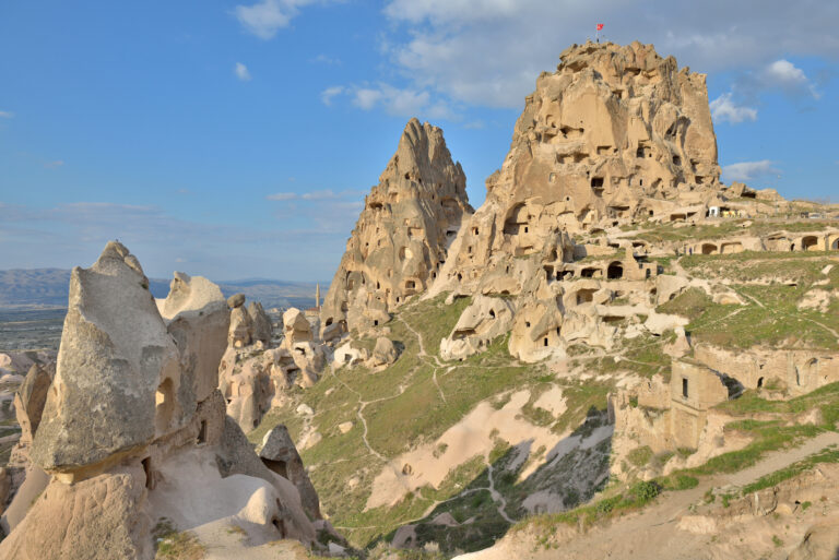 Castelul Uchisar în Cappadocia, vedere panoramică cu cer senin și formațiuni stâncoase unice.
