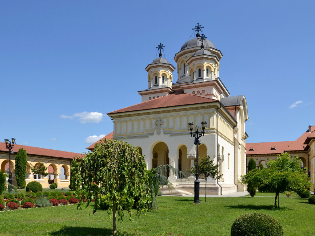 Cattedrale Ortodossa di Alba Iulia, foto affascinante con cupole e giardini splendidamente curati.