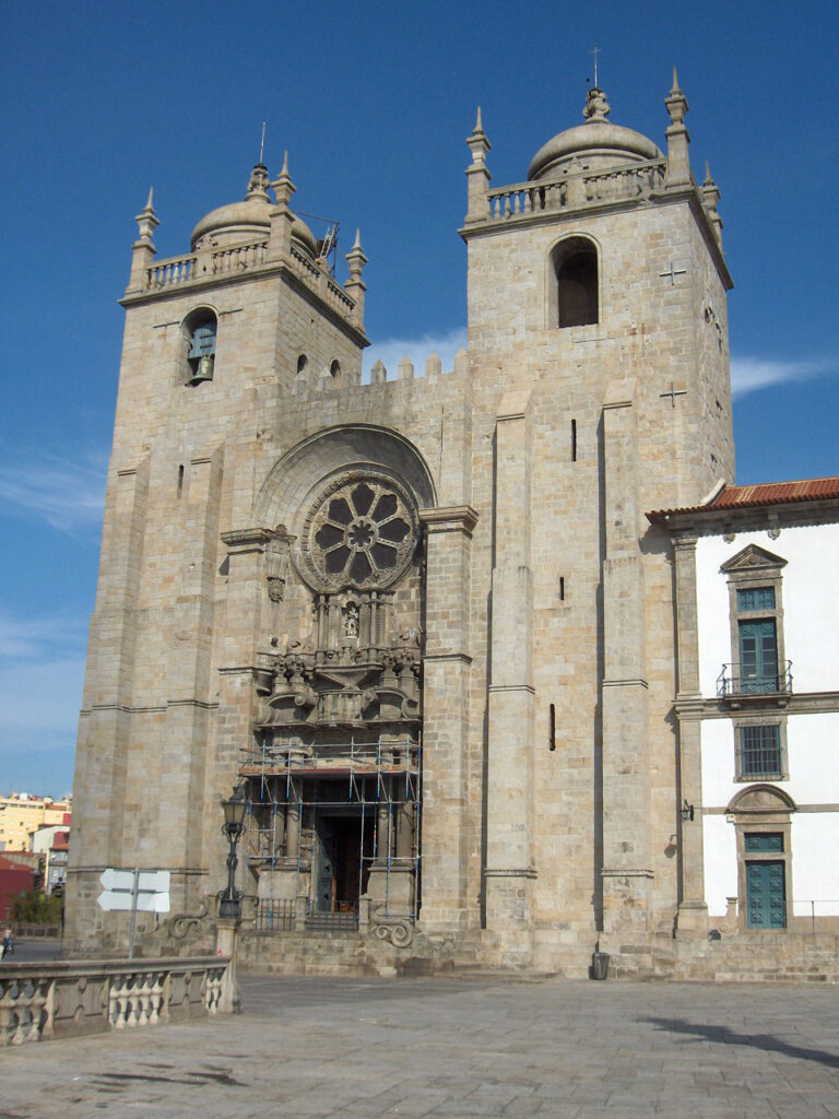 Facciata della Cattedrale di Porto, un bellissimo esempio di architettura gotica e romanica.