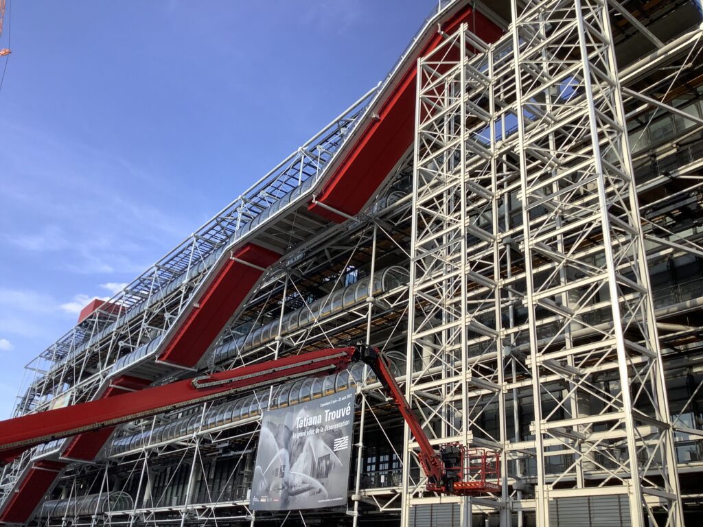 Clădirea Centrului Pompidou din Paris, cu structura sa metalică și detalii unice.