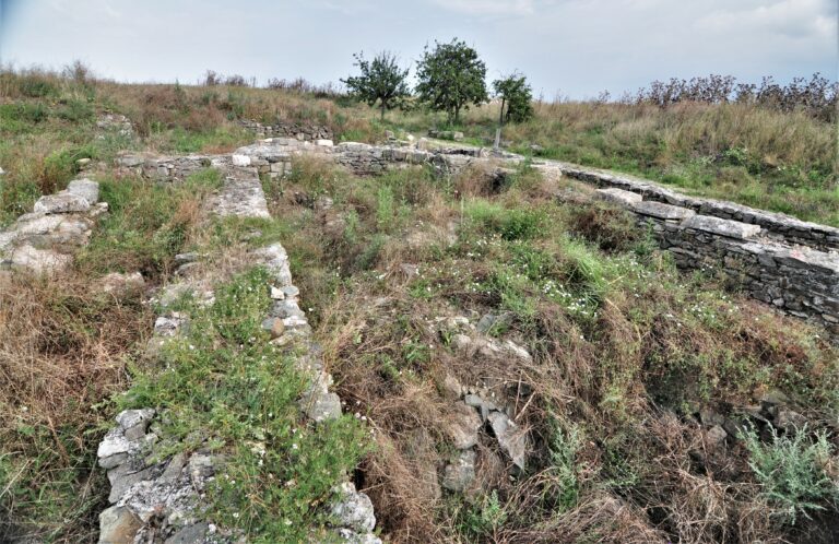 Ruinele fortăreței Histria din județul Constanța, marcând istoria antică a României.