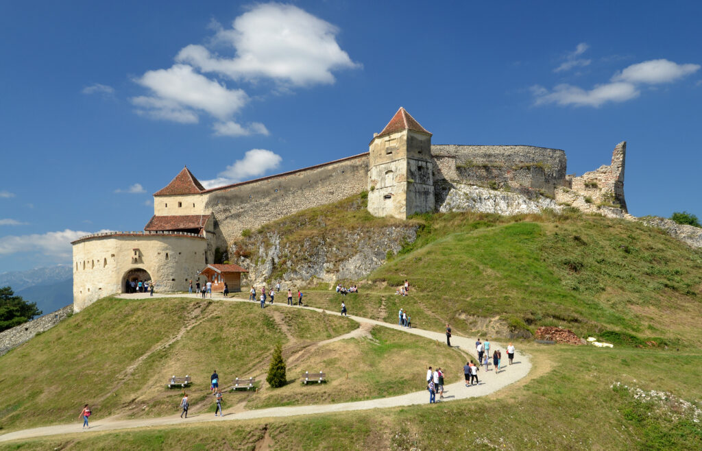 Fortezza di Râșnov, una fortificazione medievale sulla cima della collina, Romania.