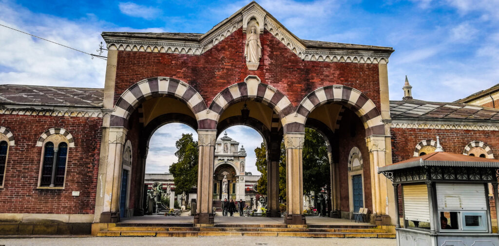 Ingresso del Cimitero Monumentale di Milano con impressionanti dettagli architettonici storici.