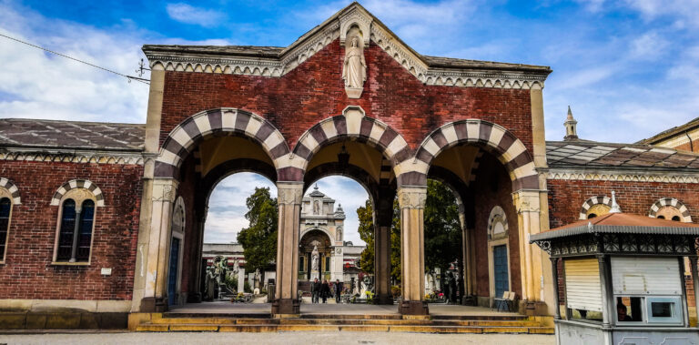 Ingresso del Cimitero Monumentale di Milano con impressionanti dettagli architettonici storici.