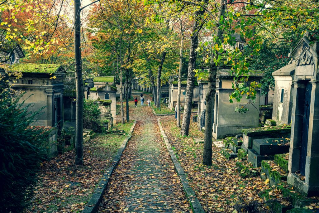 Aleile frumoase înconjurate de morminte la cimitirul Père Lachaise din Paris.