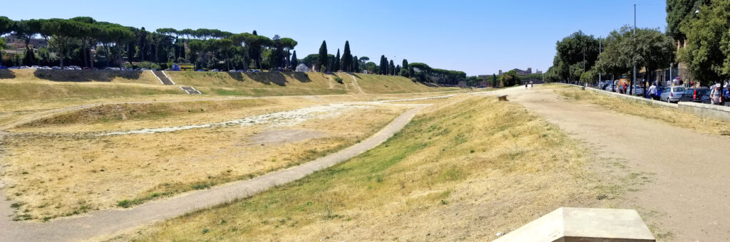 Panorama Circo Massimo în Roma, Italia, cu spațiu deschis și pini mediteraneeni.