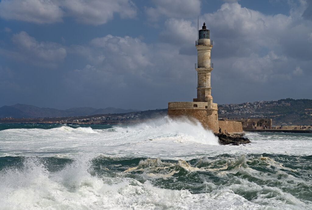 Il Faro di Chania circondato dalle onde e da un panorama spettacolare.