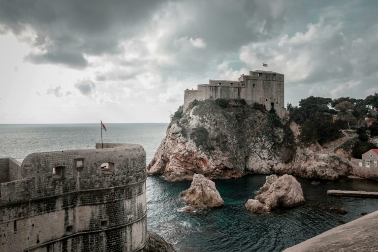 Fortăreața Lovrijenac din Dubrovnik, amplasată pe o stâncă înaltă cu un fundal marin uimitor.