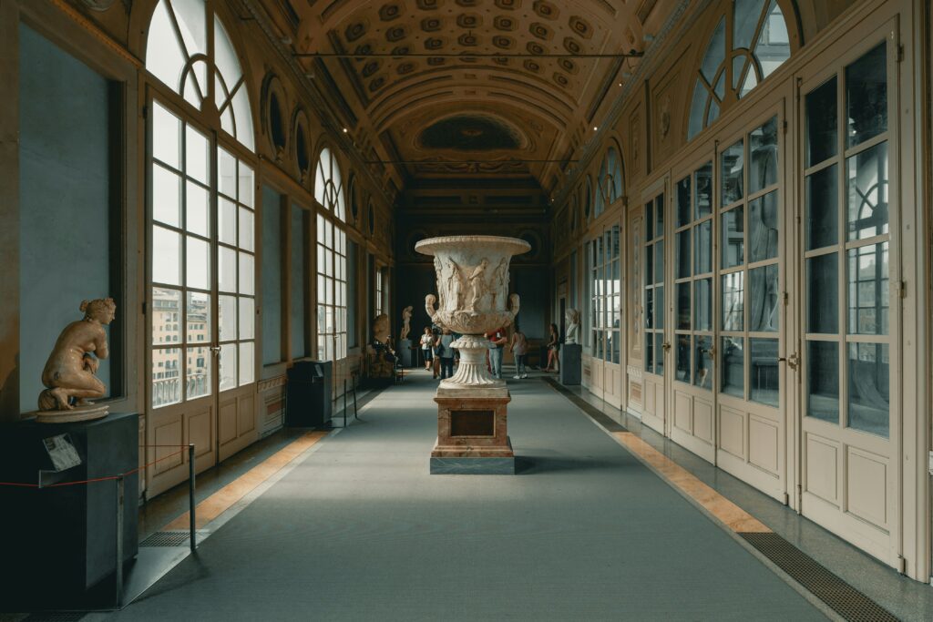 Interiorul Galeriei Uffizi din Florența, cu detalii arhitecturale și sculpturi remarcabile.