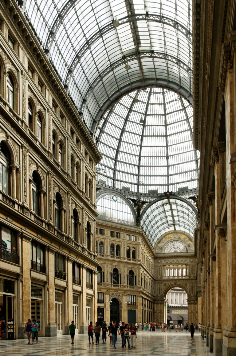 Vista interna della Galleria Umberto I di Napoli, con cupola elegante e facciate storiche.