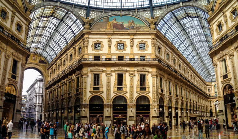 Interiorul spectaculos al Galeriei Vittorio Emanuele II din Milano, prezentând detalii arhitecturale elegante.