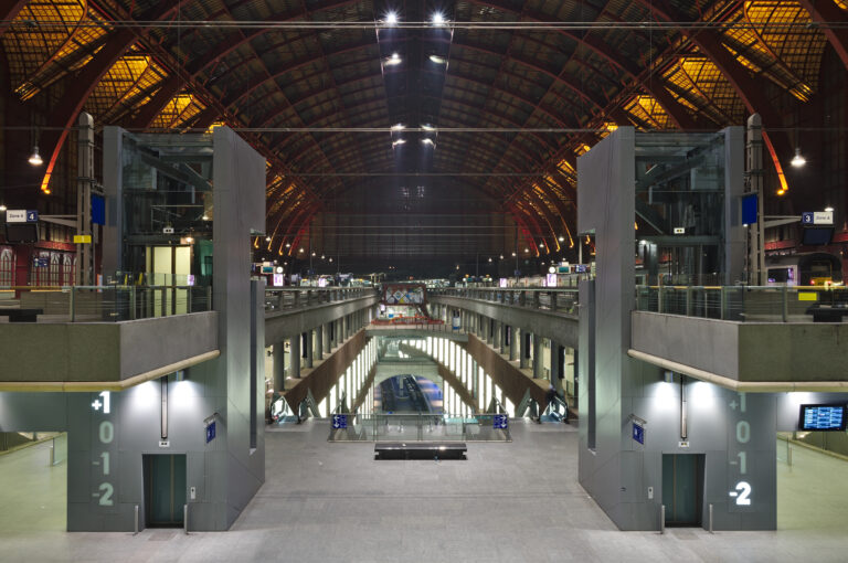 Stazione Centrale di Anversa, interno spettacolare con architettura moderna e illuminazione elegante.