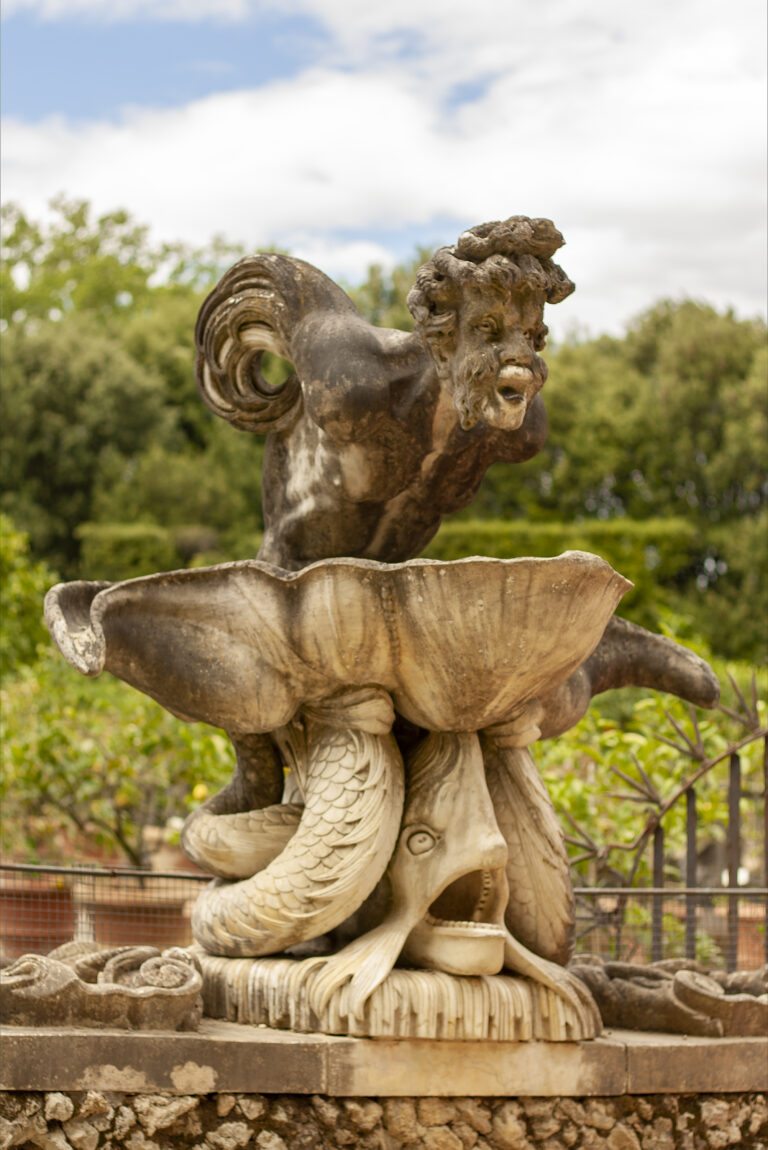 Statua in una fontana decorativa ai Giardini di Boboli, Firenze, Italia.